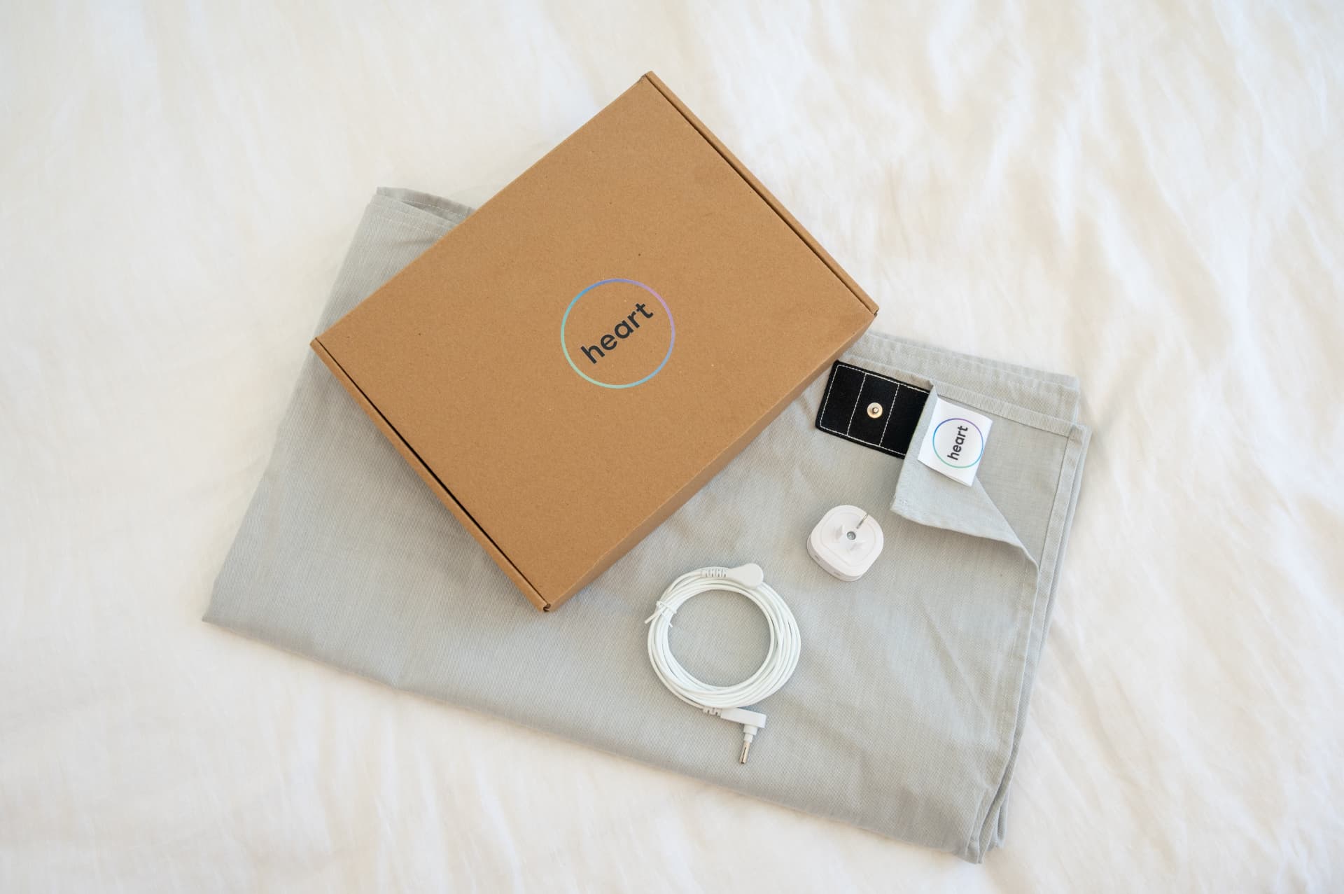 Grounding Heart kit box with light-grey sheet, cord, plug and socket tester